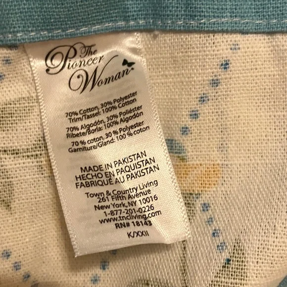 The Pioneer Woman Floral 4’ x 4’ tablecloth EUC - Picture 4 of 4